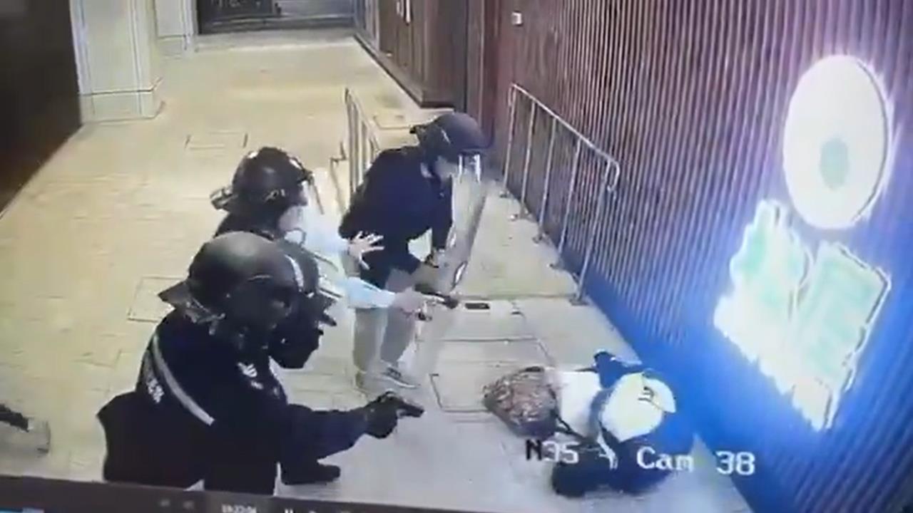 快新聞／驚悚畫面曝！香港狂男當街揮舞牛肉刀　警「開2槍」制伏