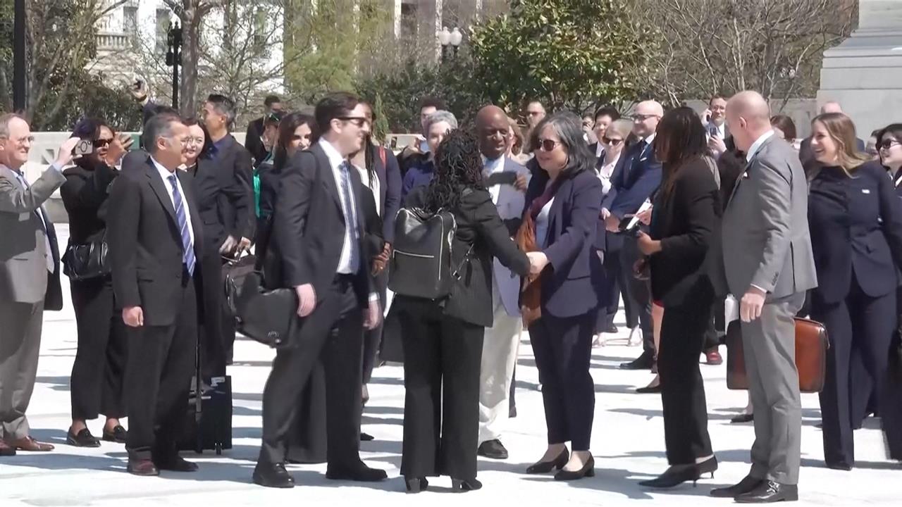 川普旁聽出生公民權辯論　民團聚集法院外抗議