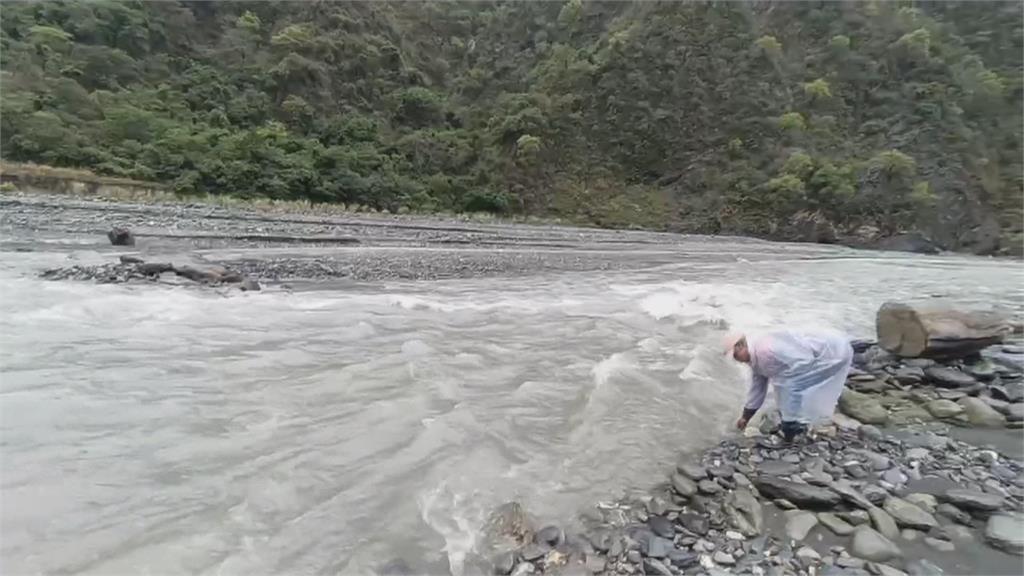 溪水暴漲沖毀河床便道　屏東哈尤溪遊程提前打包