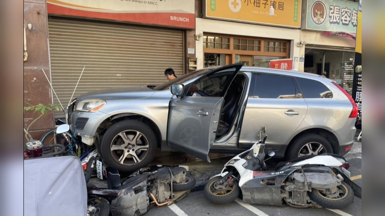 雲林轎車、機車搶快撞一團　彰化轎車暴衝撞5機車