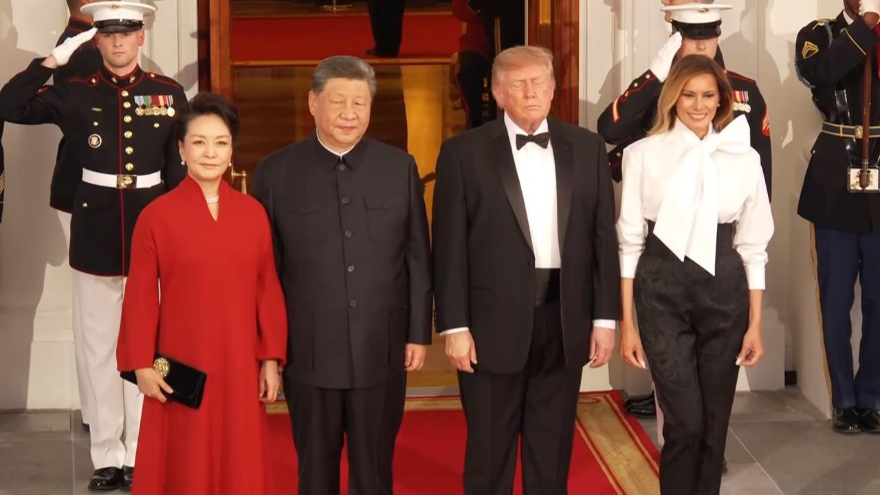 第一夫人國宴「比戰袍」　梅拉妮亞黑白配﹑彭麗媛大紅禮服亮眼