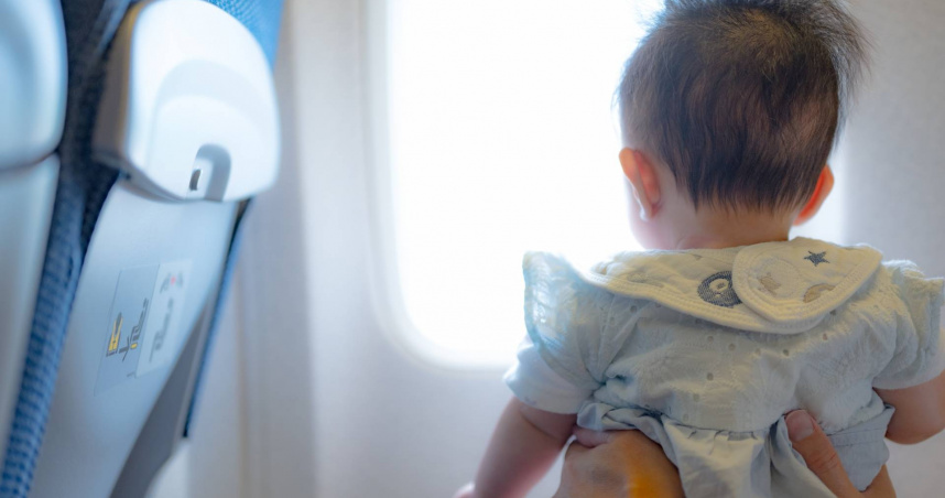 咿呀聲也不行？4月嬰搭機沒哭鬧仍挨轟「自私」　網傻眼：這個世界到底怎麼了