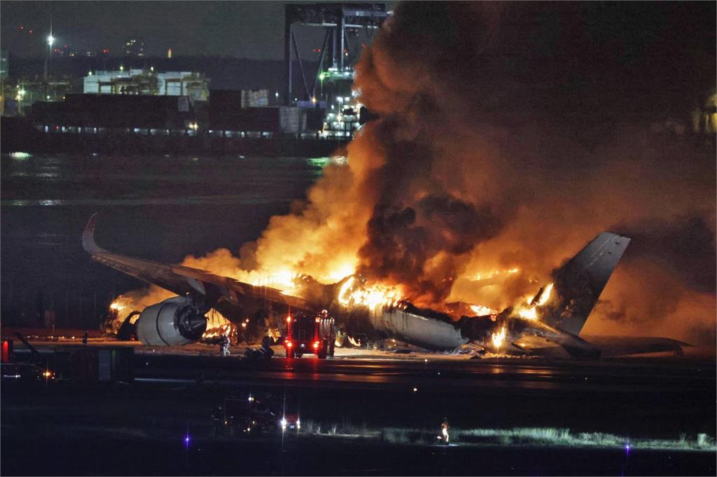 奇蹟!日航18分鐘疏散379人 空服員「這舉動」成逃生關鍵