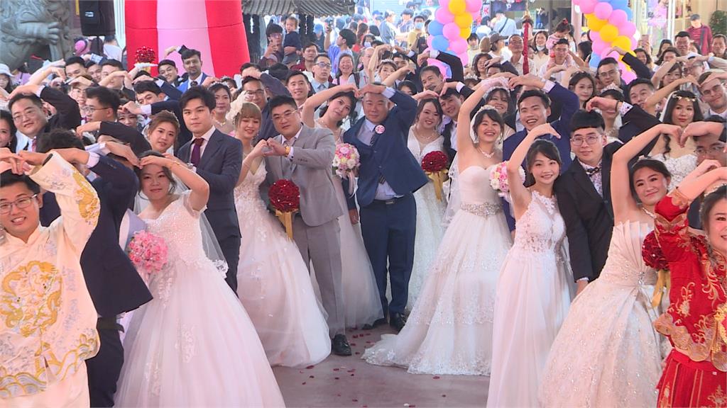 台中樂成宮舉辦第8屆集團婚禮　86對新人參與完成終身大事