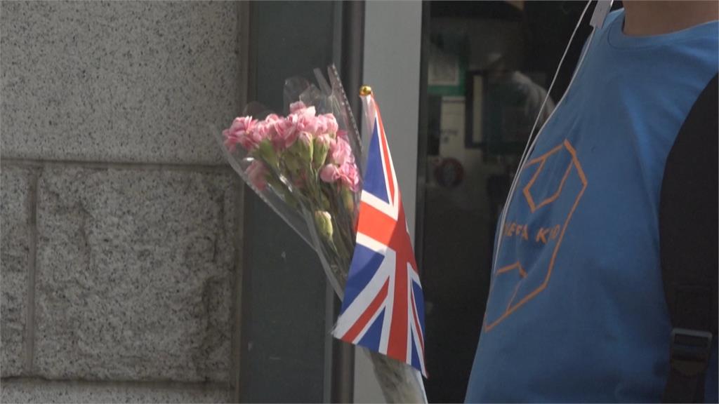 人手一束花悼念英女王　港人聚集英國領事館外