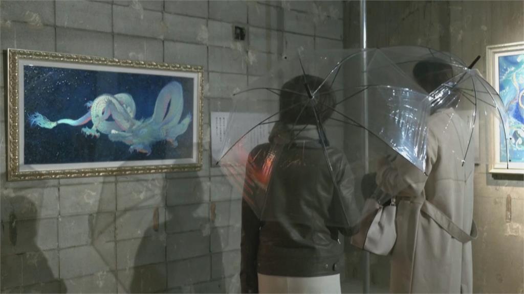 防疫又安心觀展 東京藝廊供觀者撐傘「自動」隔開社交距離