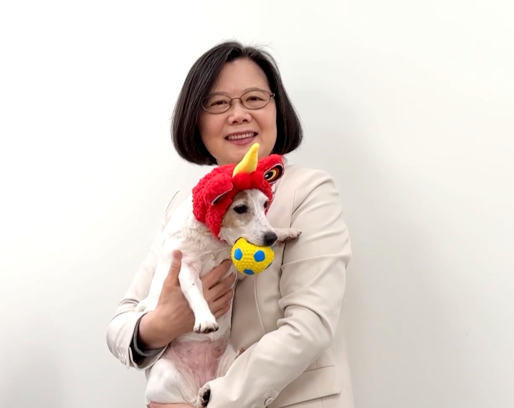 蔡英文抱愛犬樂樂拜年　蘇貞昌合體蘇巧慧念繪本