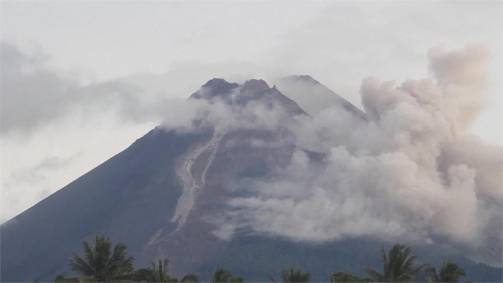 印尼梅拉比火山噴發 火紅岩漿留下山坡1500公尺