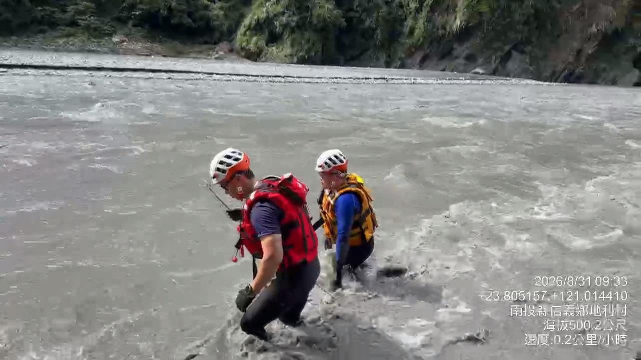 南投濁水溪泛舟意外3人待救　警消救援救生艇翻覆1隊員殉職