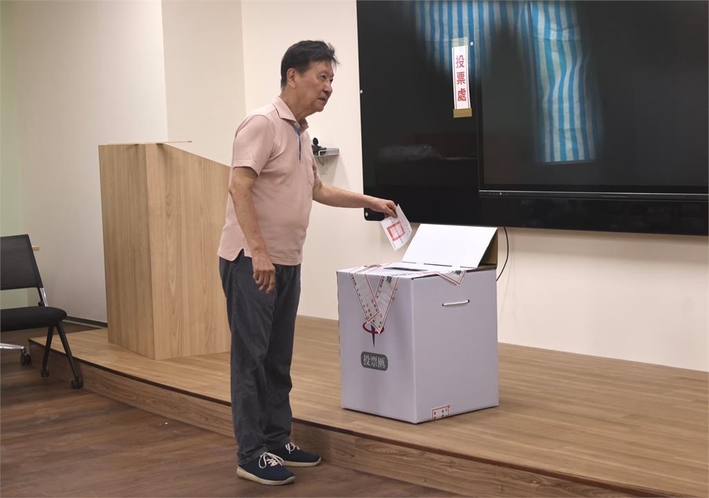 太開心？趙少康亮票恐遭罰20萬　張嘉郡沒帶身分證「不知道放在台北還是雲林」
