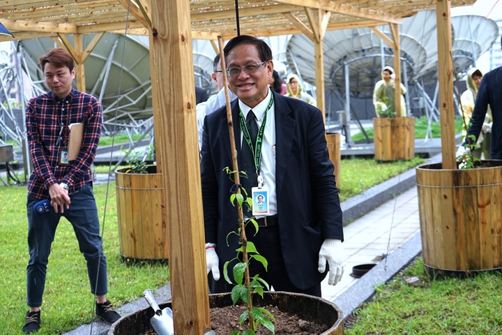 民視董事長親手種花苗 打造員工幸福花園