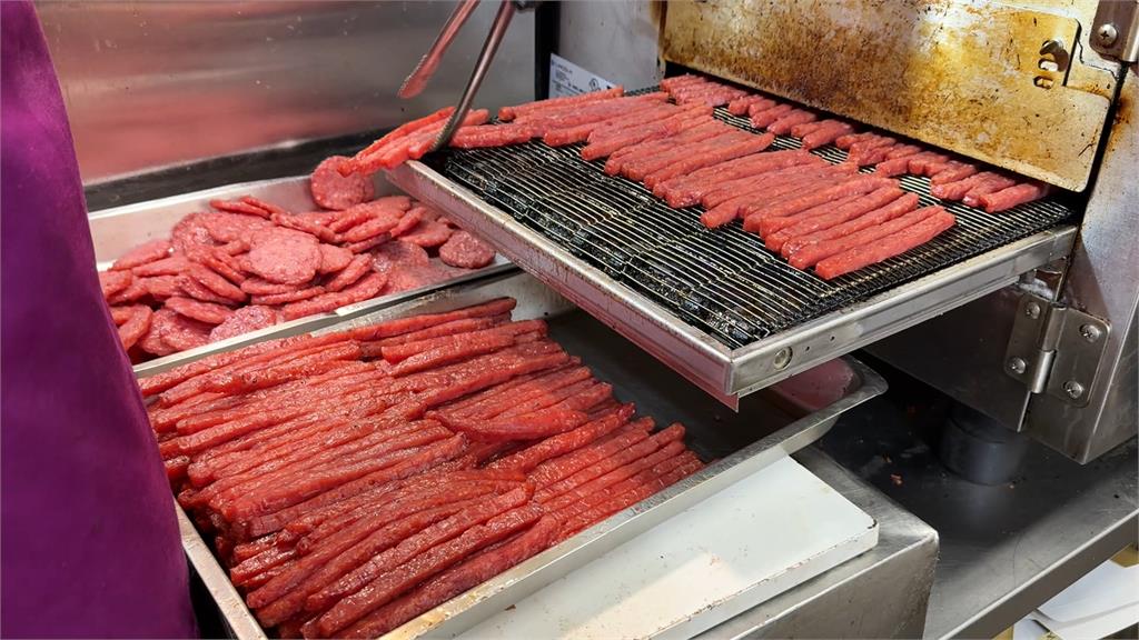 年節好這味！　南門市場烤肉乾、臘肉大排長龍
