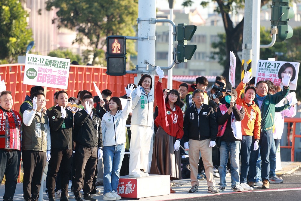 最強母雞衝刺初選　邱議瑩率高雄議員群站路口爭取支持