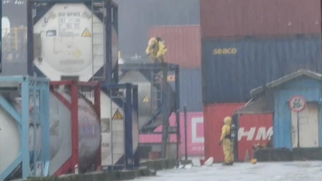 緊急封鎖碼頭！基隆港貨櫃「氯磺酸」外洩　10小時後才止漏