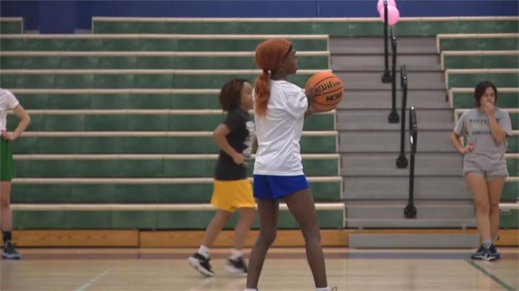 出生就沒右臂　女大生單手打籃球拚進大學校隊