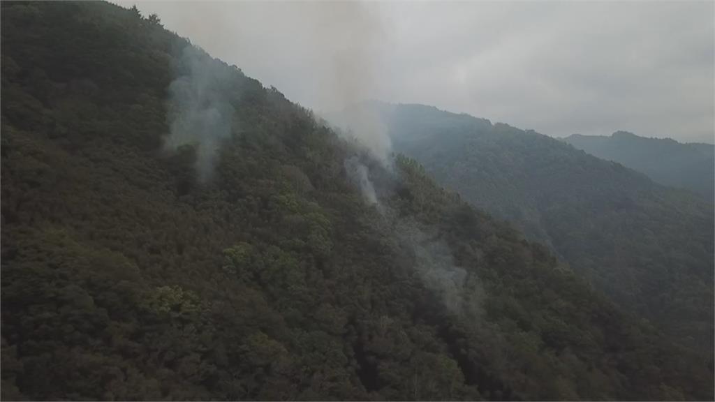 新竹尖石火燒山「兩處火點未滅」 空勤總隊派直升機助滅火