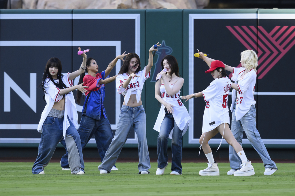 MLB(影)/i-dle天使主場開球! 舒華露香肩唱《Queencard》辣翻