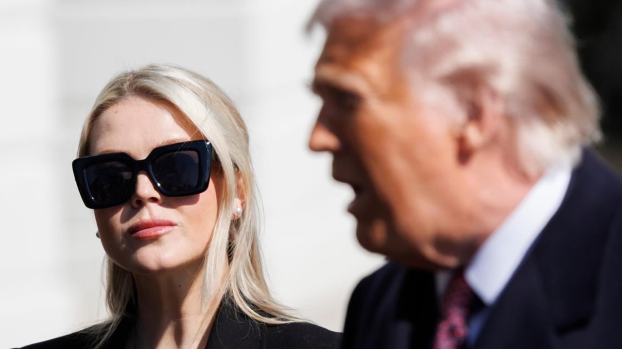 28歲「白宮美女發言人」遭川普當眾數落！「該留著她嗎？」私下關係曝光…