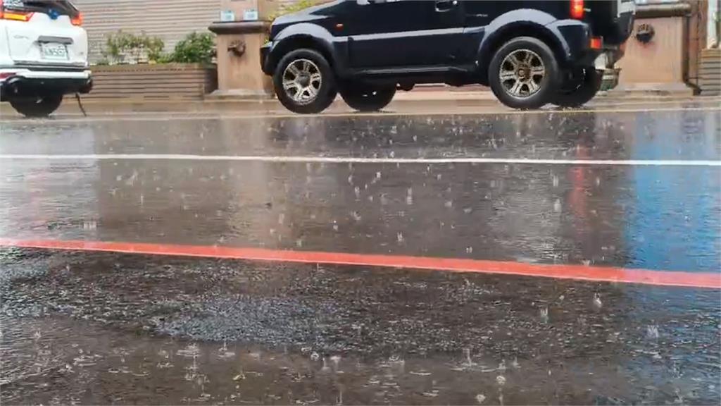 一夜豪雨伴雷擊！　桃園人驚醒：以為飛彈打來