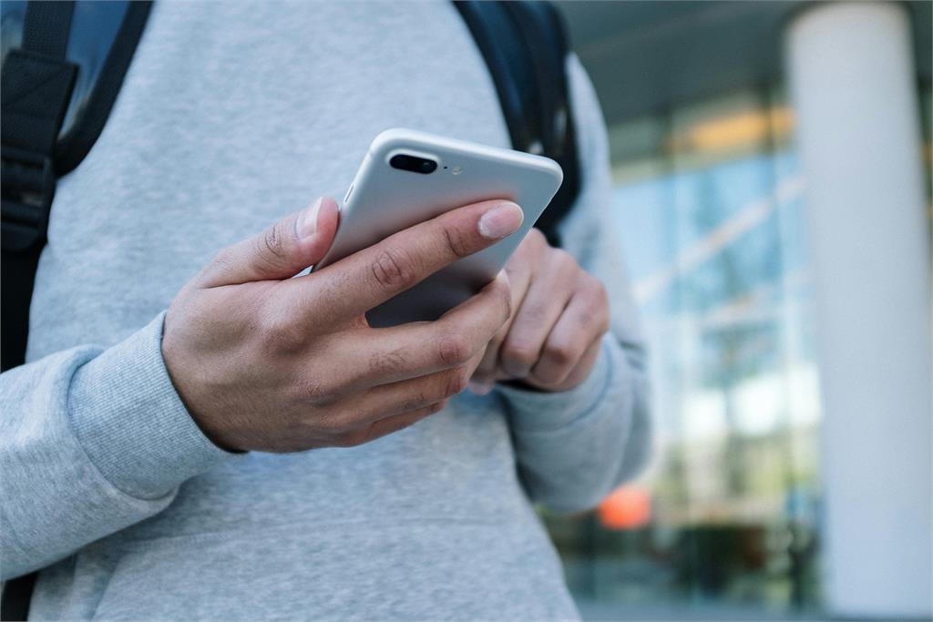 撿到iPhone超過一年沒人領警方還給她　專家卻警告1點別碰：小心被告