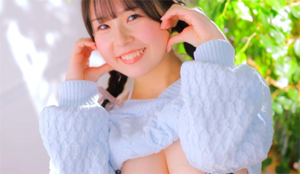 健身房「櫃台妹妹」坦克背心開戰片流出！領口扛不住「巨大啞鈴」激烈重訓嚇爛網