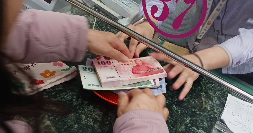 被新鈔轟炸！銀行員崩潰「做夢都在數鈔票」　免費紅包袋還被嫌醜