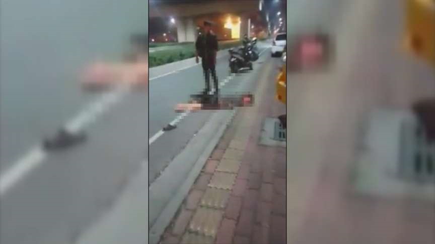 打呼聲好甜！ 醉男自摔睡馬路