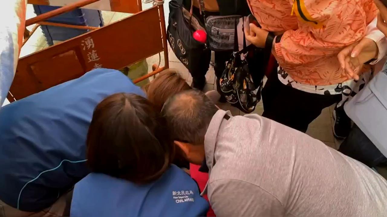 快新聞/蘆洲湧蓮寺湧人潮!「侯粉」老婦搶合照跌倒 侯友宜趨前攙扶關心