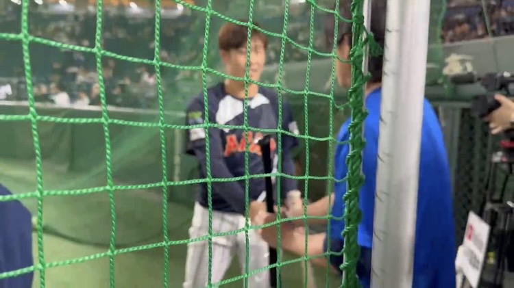 快新聞／先禮後兵？台灣隊長陳傑憲與小園海斗交換球棒　互動畫面曝光