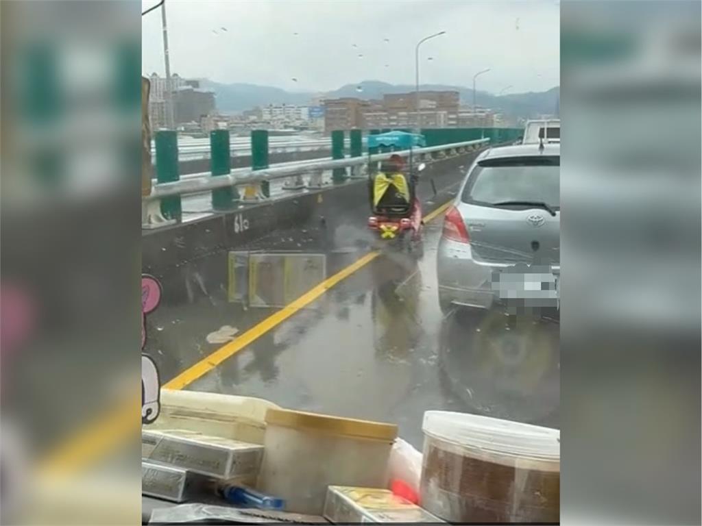 快新聞／阿嬤駕電動代步車行駛高架快速道路內車道　驚險畫面曝光
