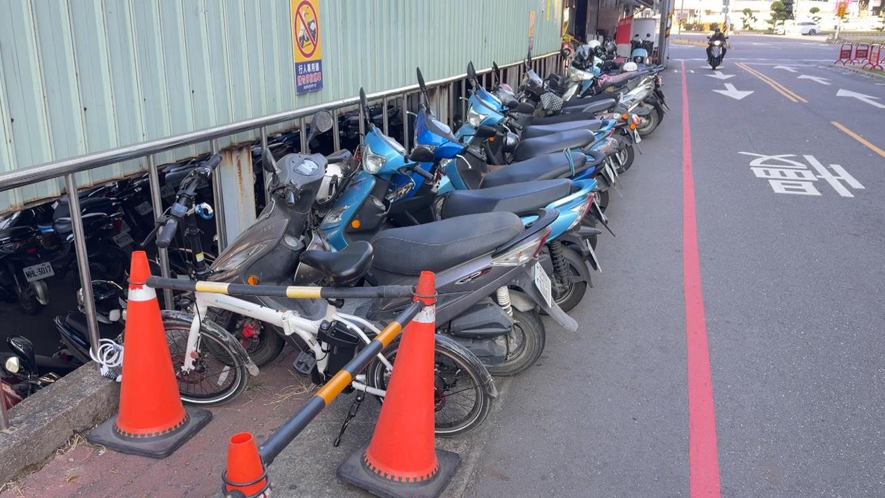不想付20元停車費寧願違停? 嘉北車站機車「爆量違規」