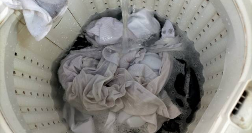 內衣褲襪全丟洗衣機「老翁感染足癬」　醫揭3前提：可以混洗
