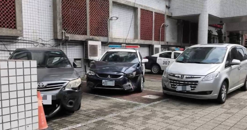 快訊／新莊駕駛衝上人行道　警車遭撞2行人送醫