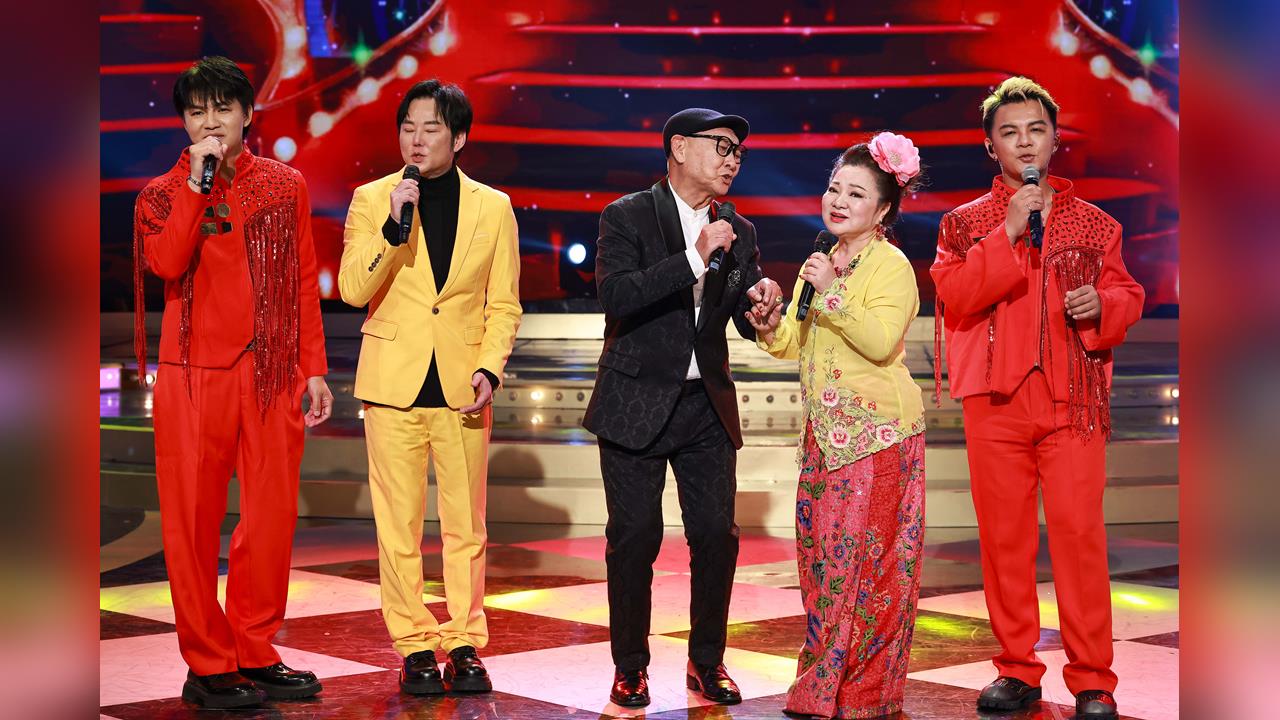 秀場主持國寶康弘、女神向娃30年沒合作！白冰冰爆料當年巡迴作秀回家身上都是現金