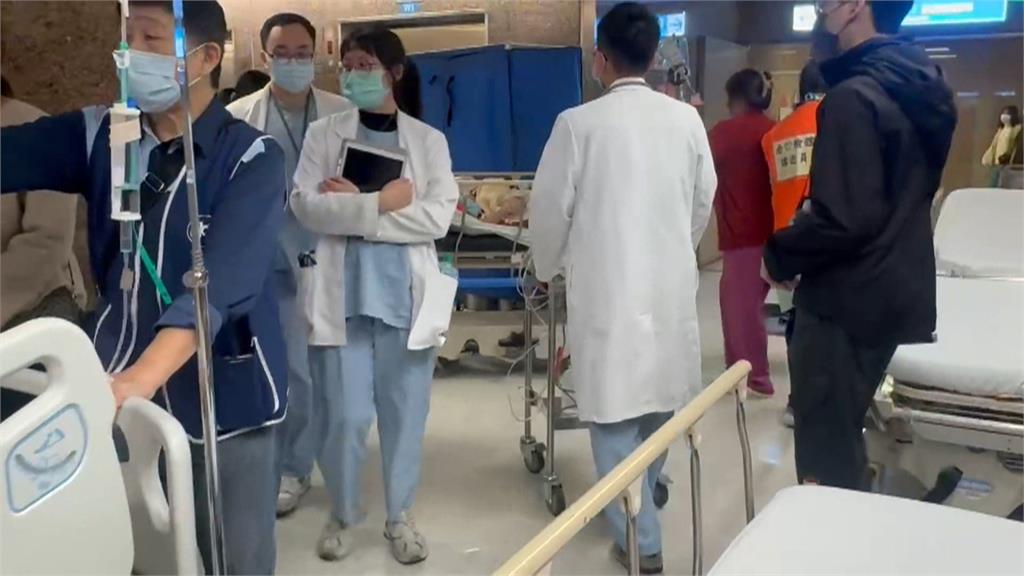 急診塞爆！第一線醫護求救　林靜儀竟酸「呵呵　小腦袋」
