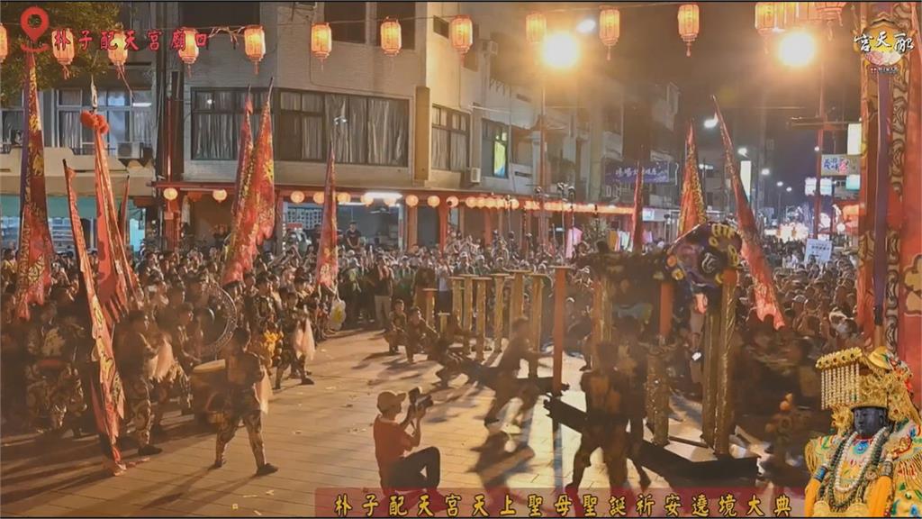 恐怖意外！嘉義朴子醒獅團跳梅花樁　獅尾不慎勾住樁柱　表演者慘摔