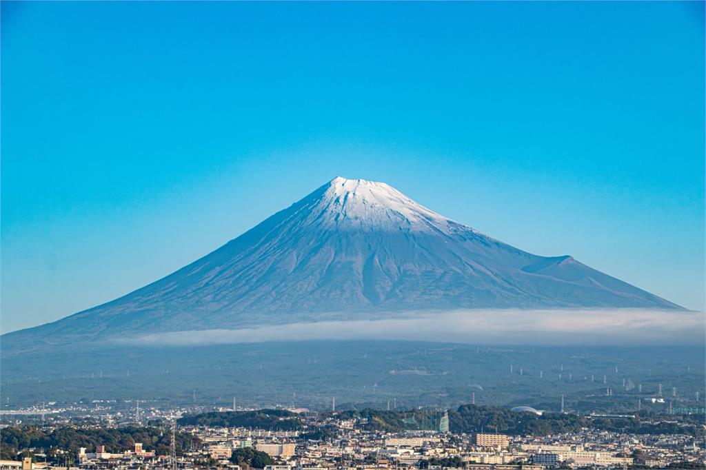 富士山「白頭」出現了！迎130年來最晚初冠雪　絕美畫面曝