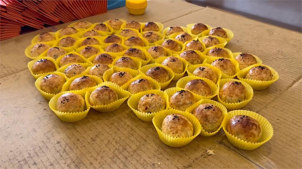 扯！距中秋節還近2個月　中部蛋黃酥名店已現排隊人潮