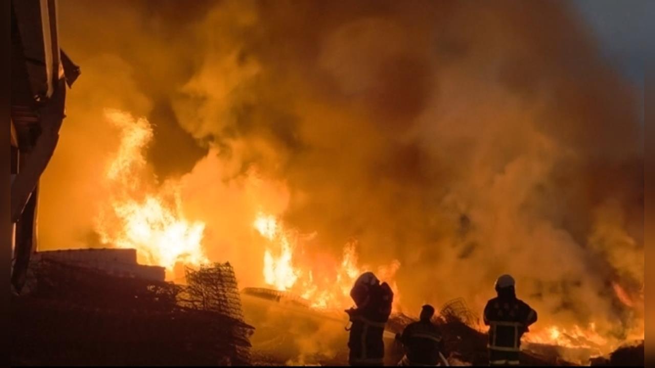 南投草屯垃圾場「廢棄床墊」起火！　　熊熊火焰竄燒、消防出動８車馳援