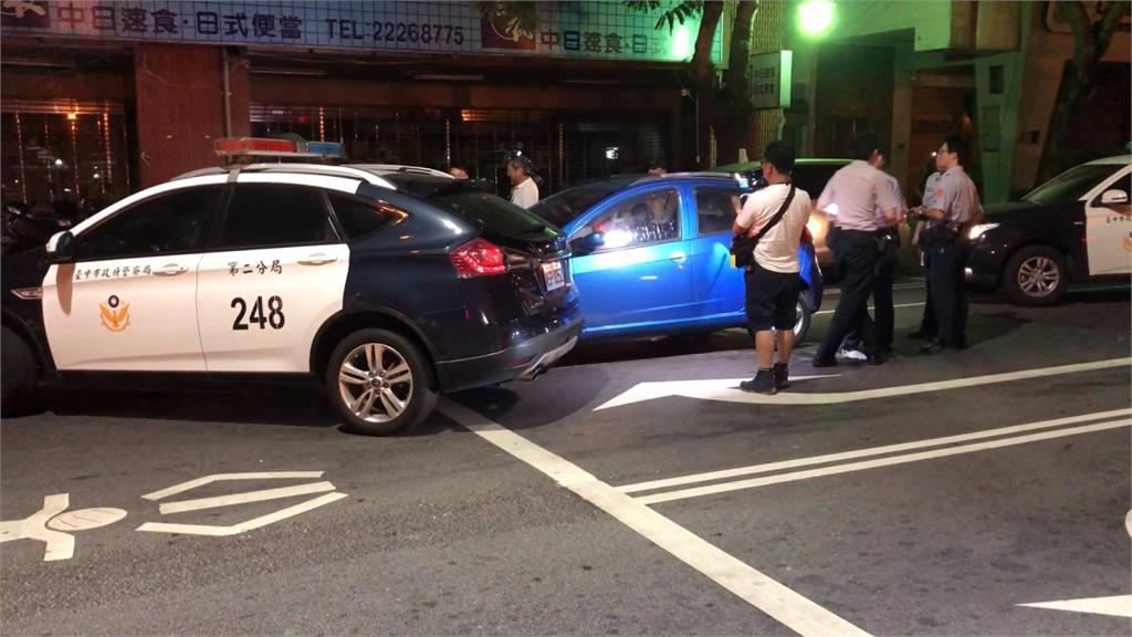 台中警攔查可疑車輛 拉扯中暴衝撞警車