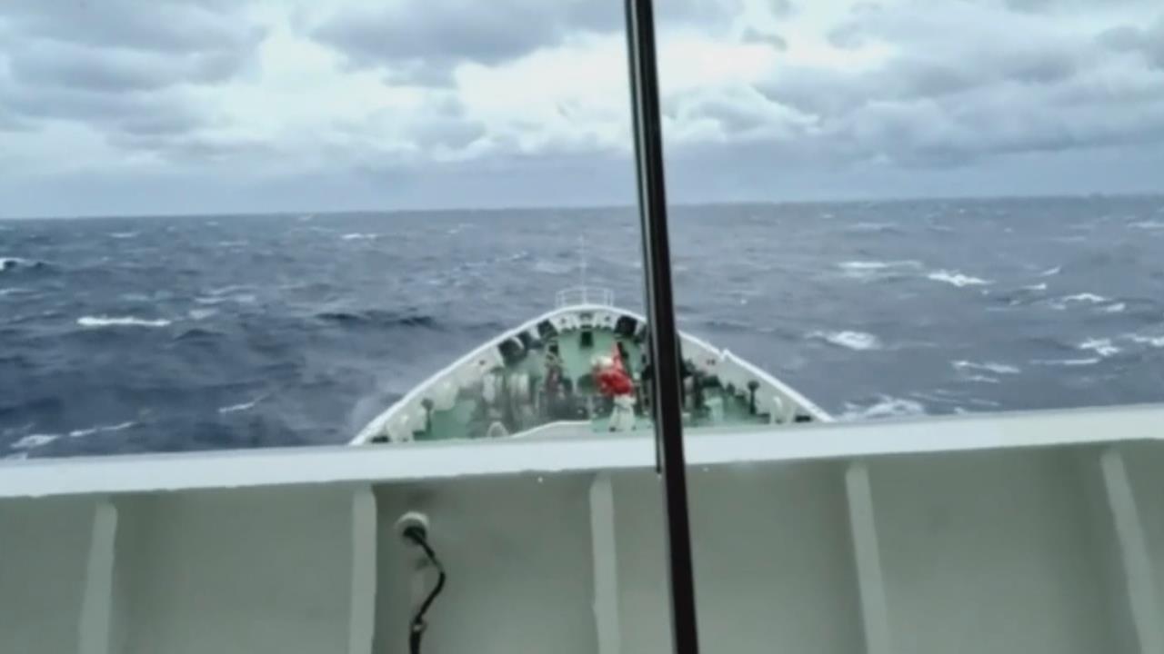 東港漁船印尼船員重傷　惡劣海象阻救援　海巡戒護一天救出