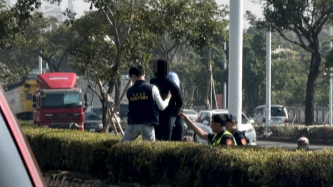 外籍男「攜毒」入境！　拒行李檢查扔箱逃竄遭逮