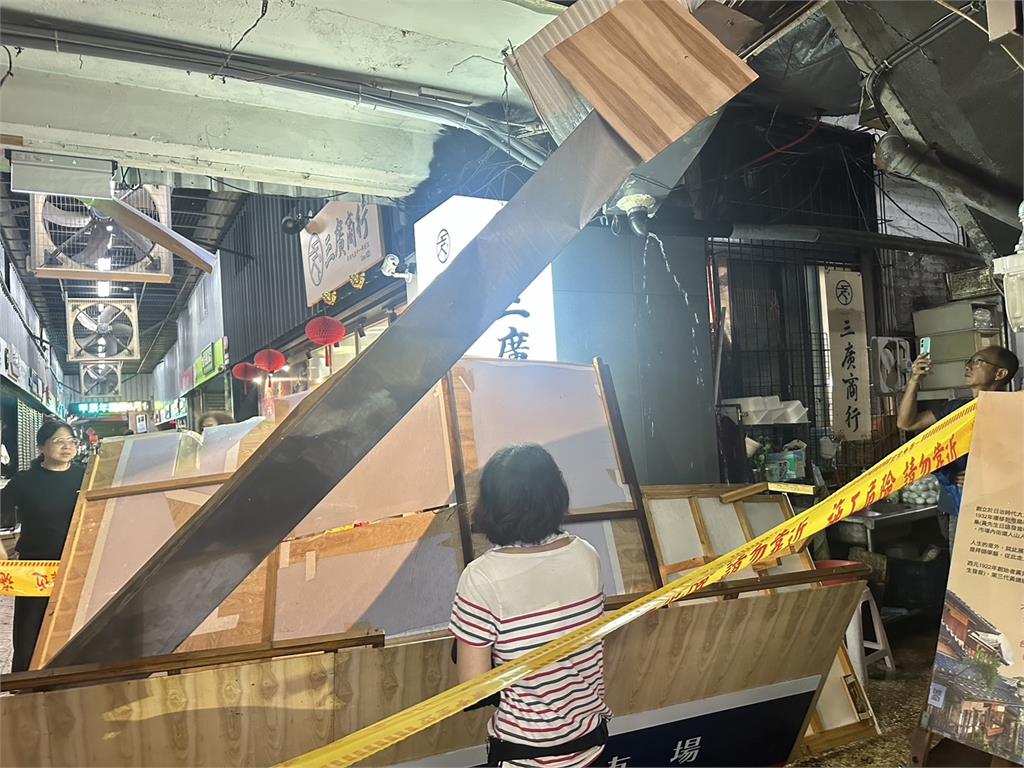 快新聞／豪雨！台中第三市場天花板掉落　車站公車道淹成「汪洋一片」