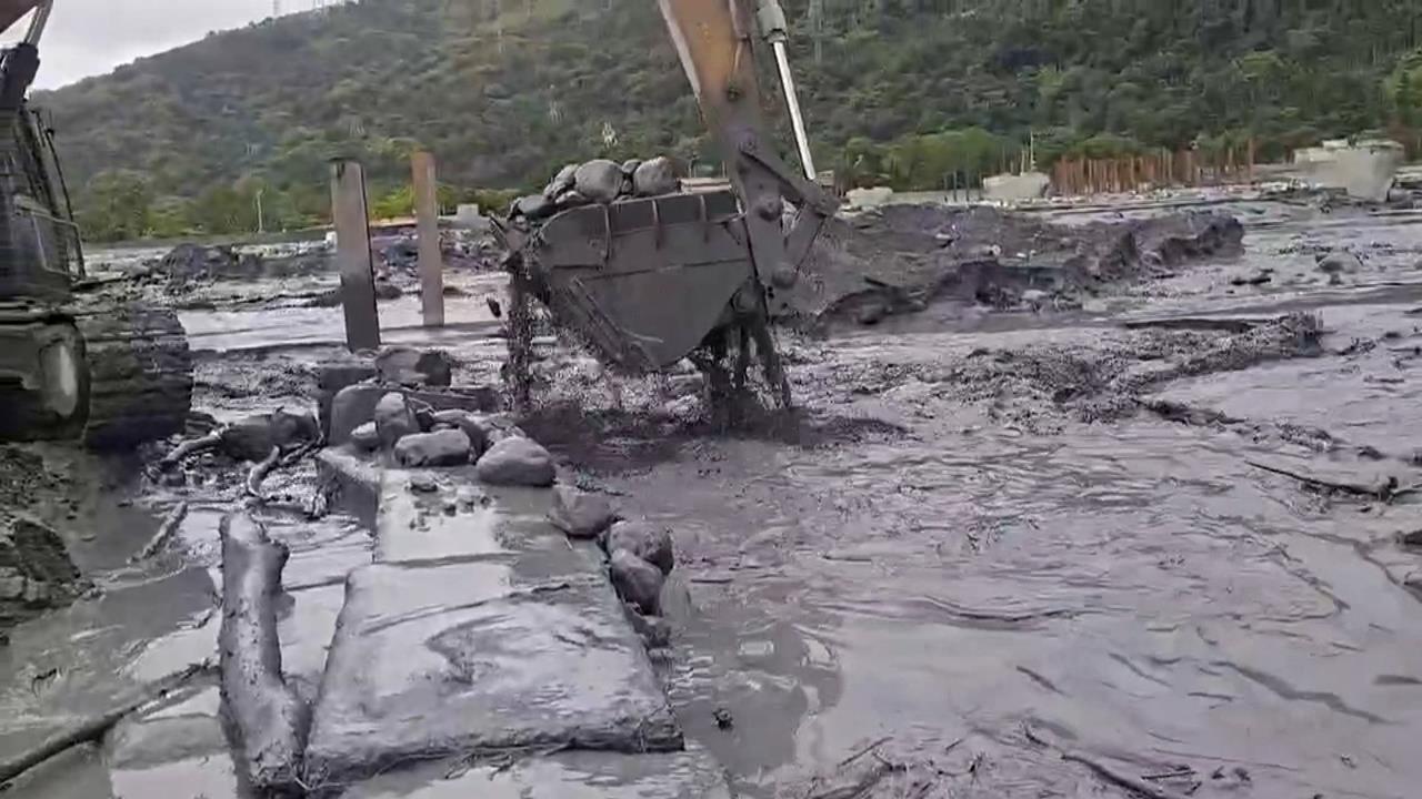 驚險!馬太鞍溪水清晨「不明原因」突暴漲 施工人員、機具急撤離