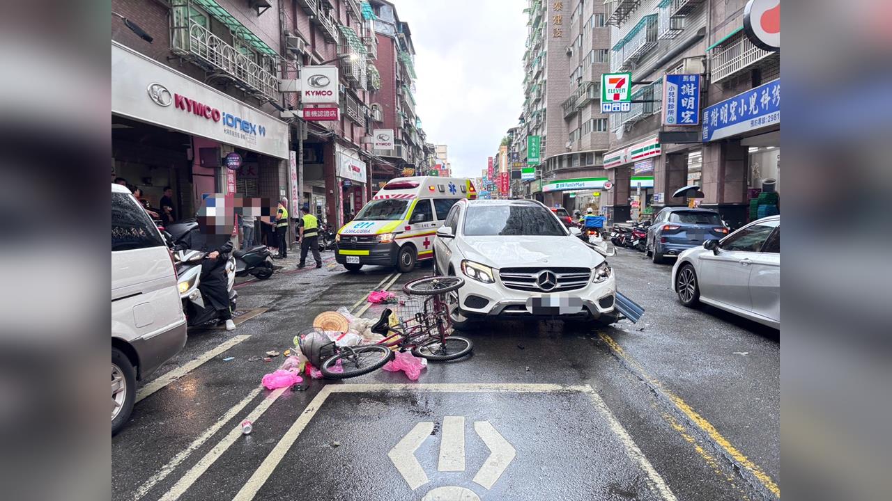 快新聞／三重7旬翁開車暴衝闖大禍　撞飛老婦再撞倒整排機車