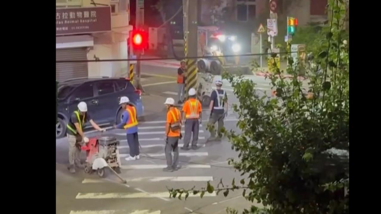 蘭雅國小周遭路面工程「凌晨趕工」 居民怒:吵到睡不了