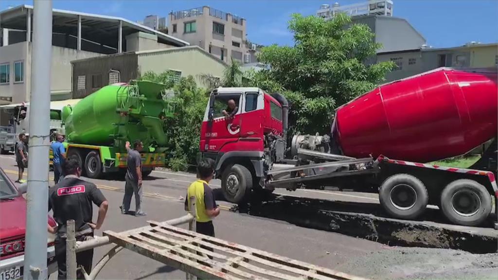 台南安平驚現天坑　混凝土車陷落「動彈不得」