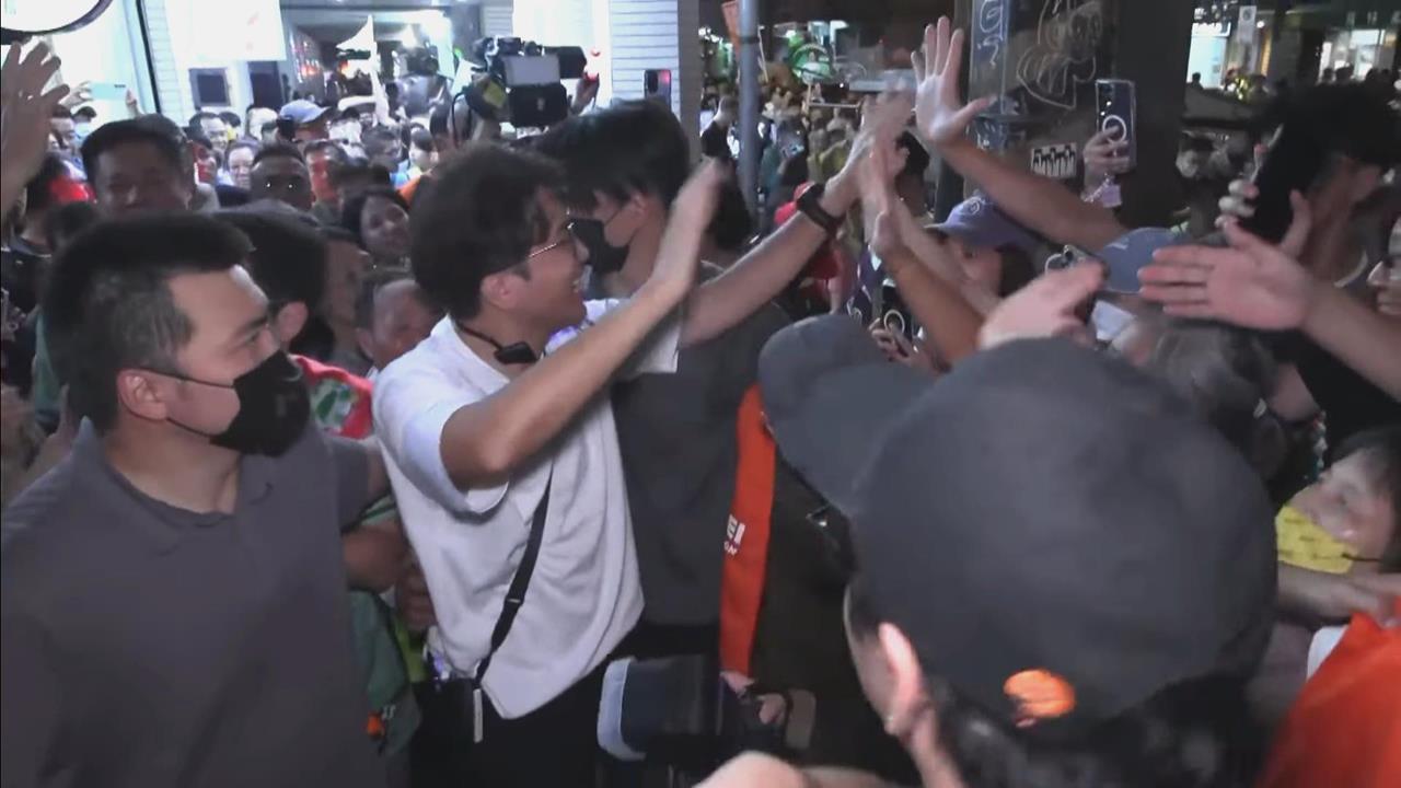快新聞／沈伯洋特意延後公布行程！延三夜市仍湧現人潮　支持者高喊「凍蒜」
