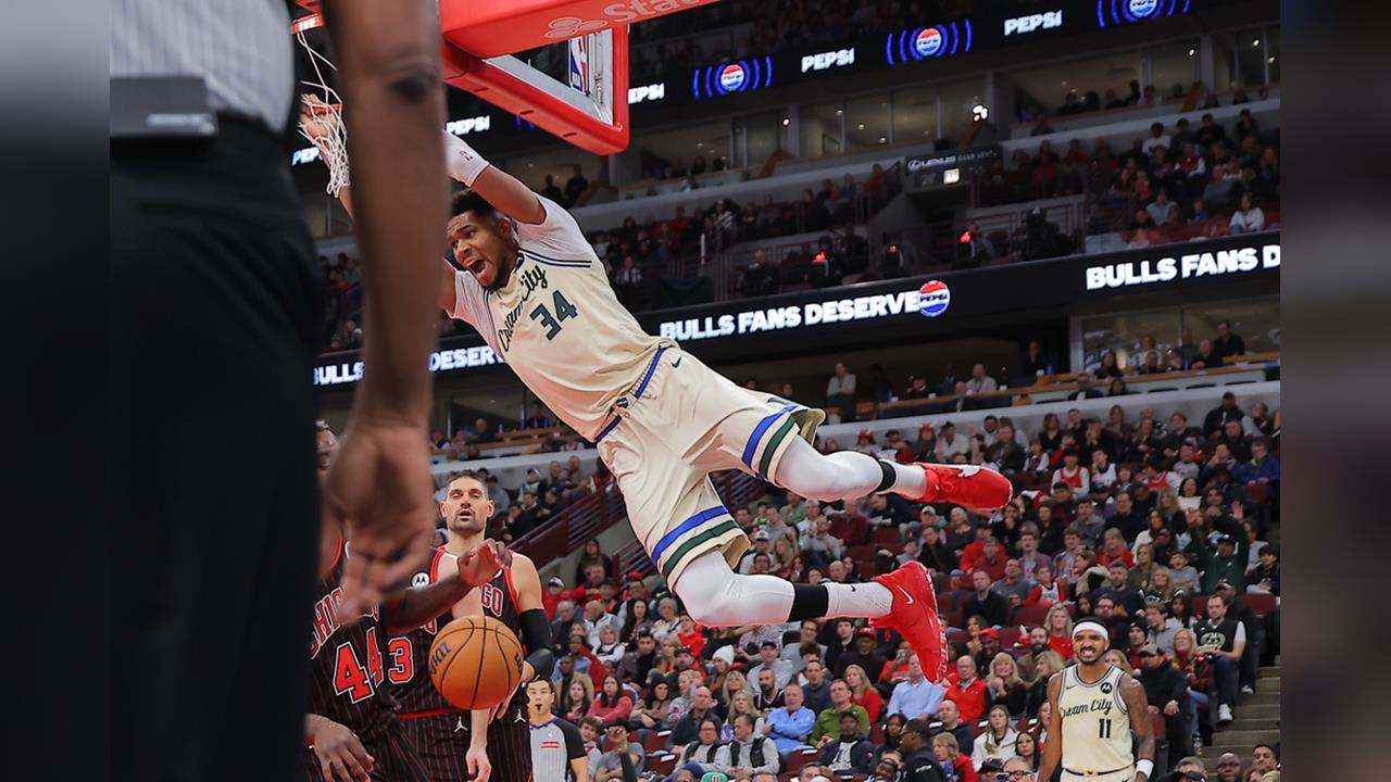 NBA(影)/大車輪灌籃引爆兩隊板凳清空!字母哥:「這是激勵團隊士氣」