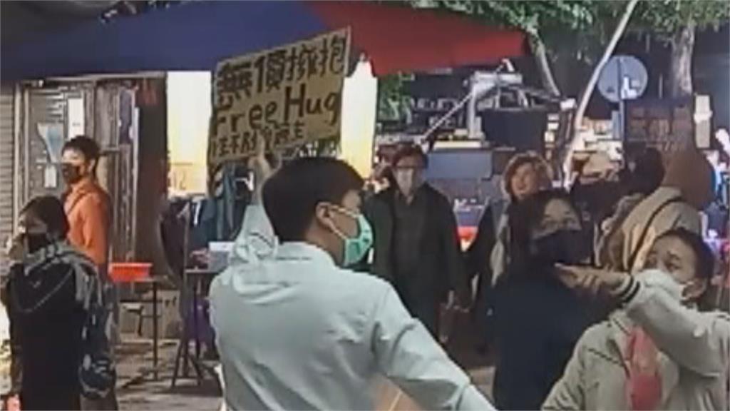 Free Hugs！他街頭矇眼擁抱陌生人　擁抱力量大於你的想像